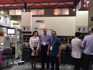 Klientoj de Melono Earl vizitas nian ekspozicion