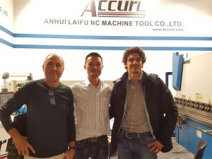 Hungara Klientoj Vizitu Nian Ekspozicion