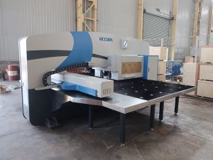 alta rapido cnc punch-gazetara maŝino 30 tuno kun Oi-PO-knc-kontrolo-sistemo