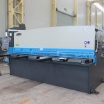 Hidraŭlika folia metalo guillotina tranĉa maŝino cnc ŝranko por metala telero, metalaj maŝino