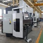 bremsita premas hidraŭlikan ekranon sinkronigita kun roboto